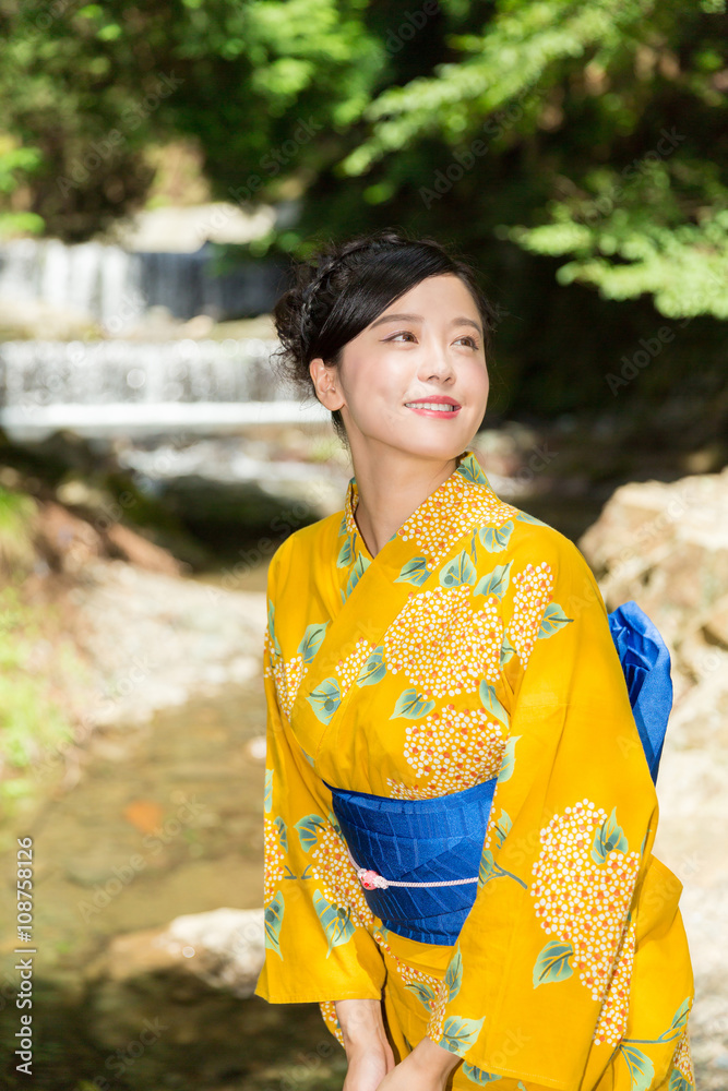 浴衣を着た女性 浴衣を着た女性