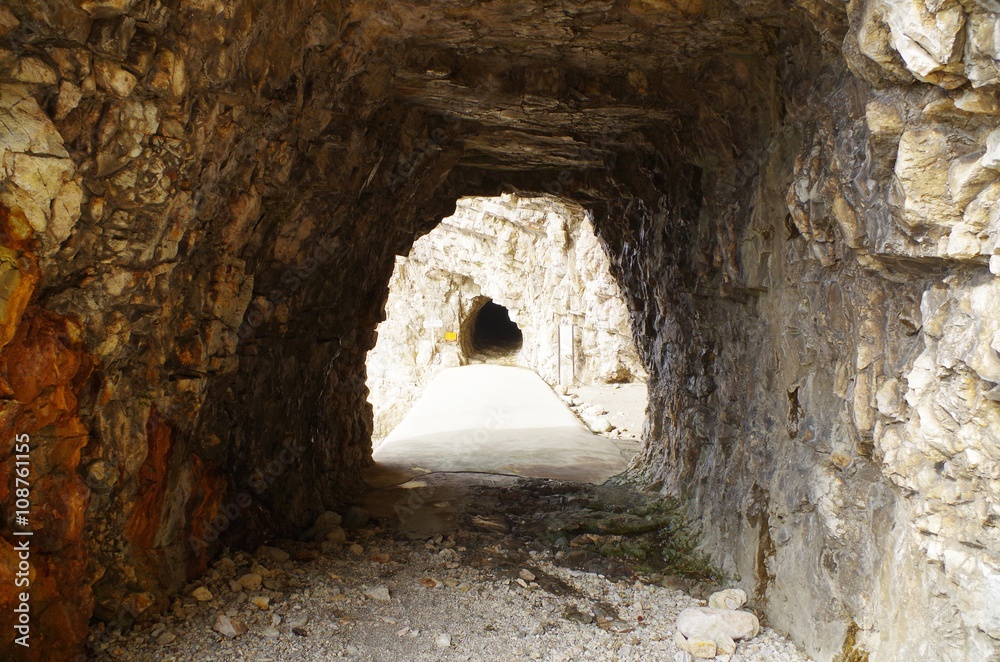細い遊歩道とトンネル