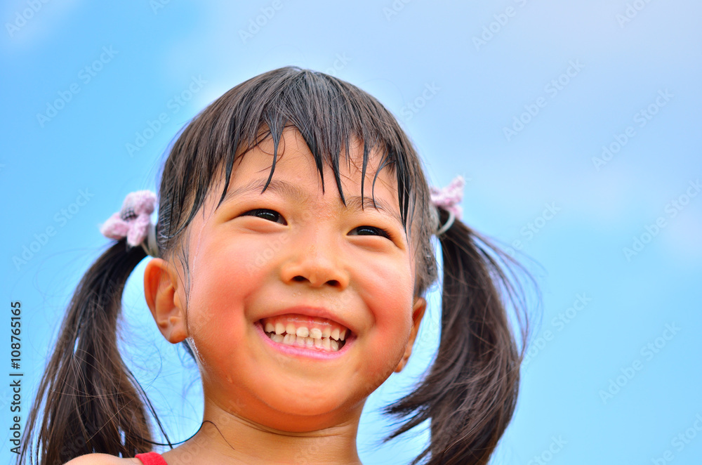 青空で笑う女の子 青空で笑う女の子