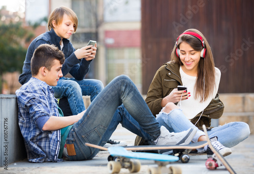 Three teenagers with smartphones © JackF