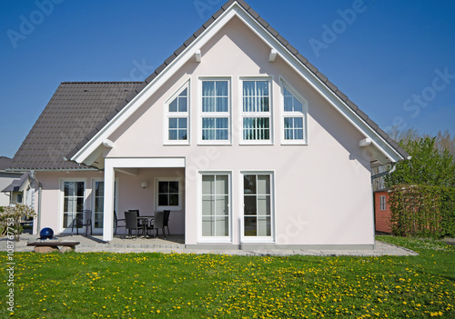 Foto modernes Einfamilienhaus frontal