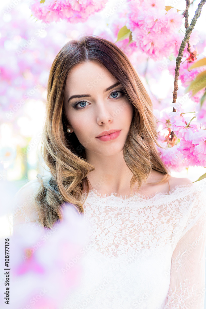 Junge Frau mit natürlichem Make-up und Styling, Frühling, Sommer, Blüten