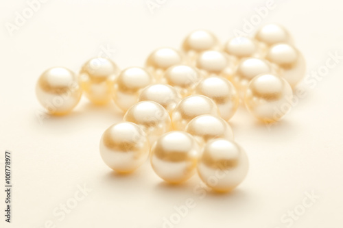 Scattering white pearls