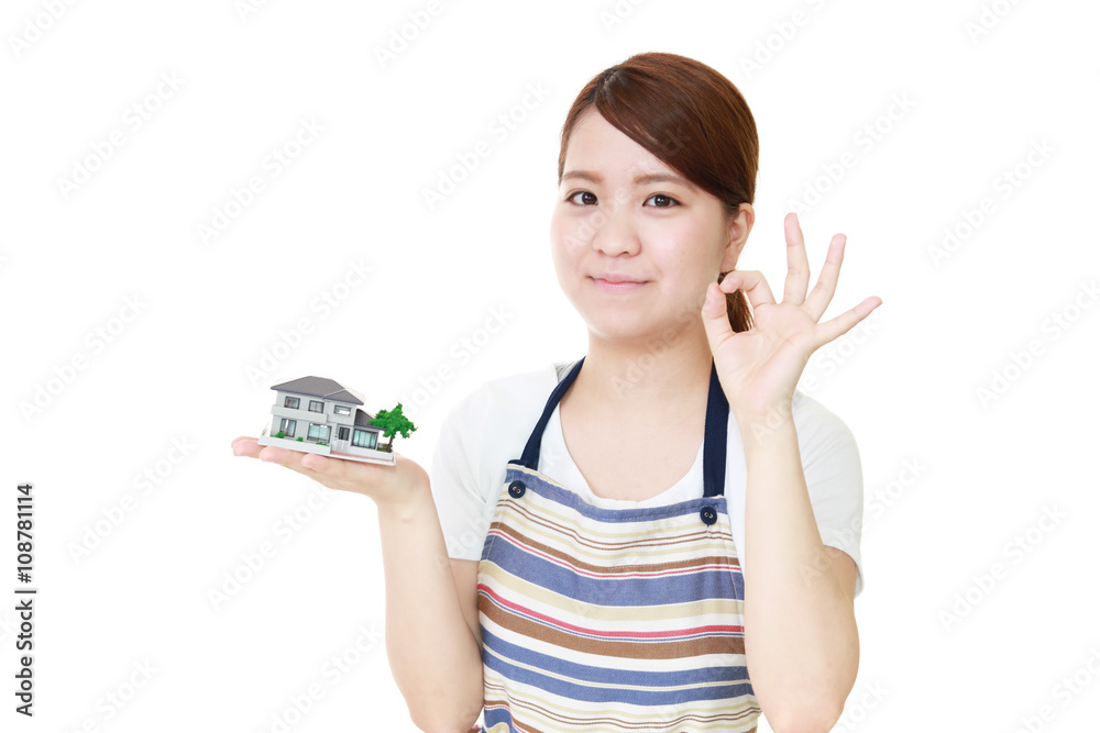 住宅模型を持つ女性 住宅模型を持つ女性