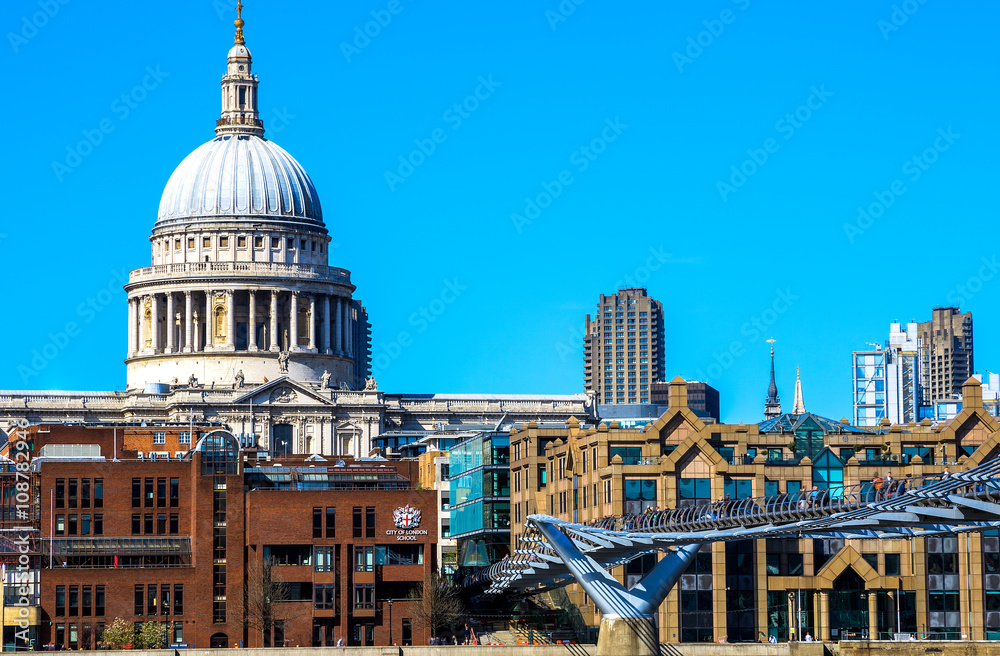 Naklejka premium St Paul's Cathedral, the Millennium Bridge and City of London School