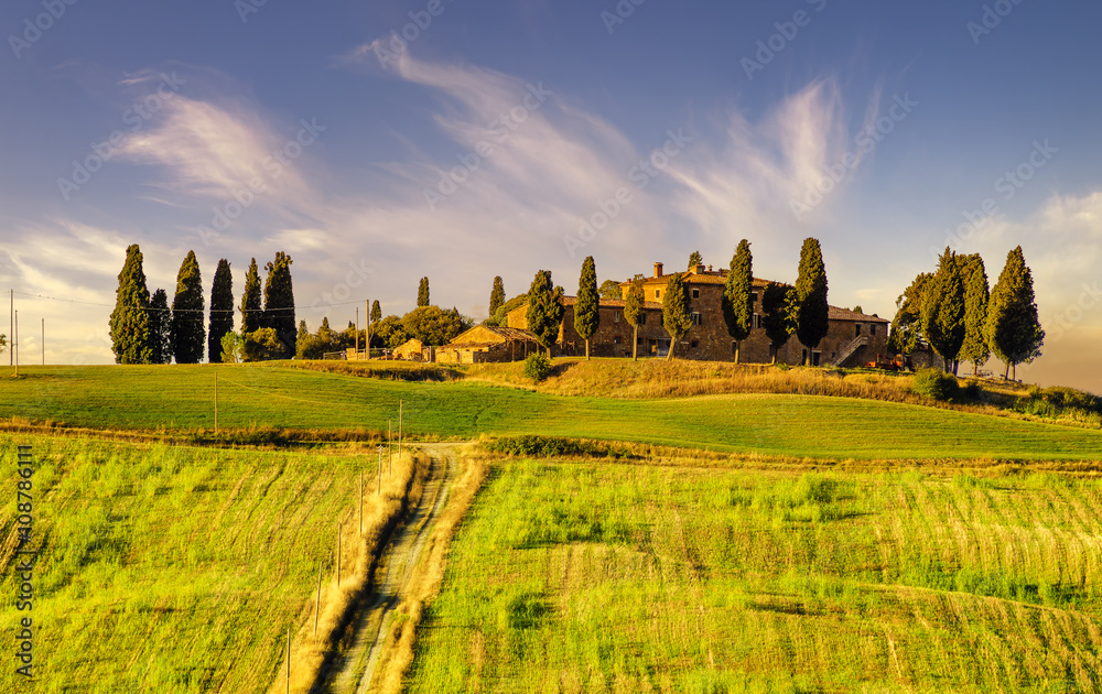 Piękny krajobraz Toskanii w porannym świetle wschodzącego słońca - obrazy, fototapety, plakaty 
