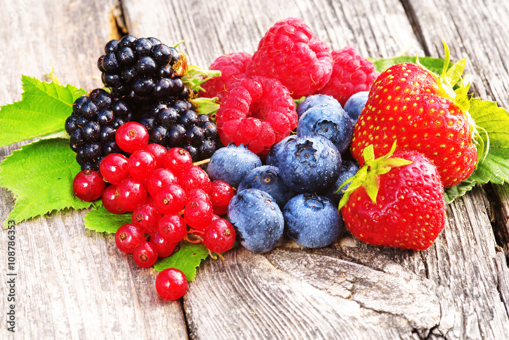 frische Sommerfrüchte: Erdbeeren, Himbeeren, Heidelbeeren ...