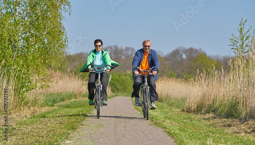zwei Senioren fahren mit ihren Rädern im Frühling