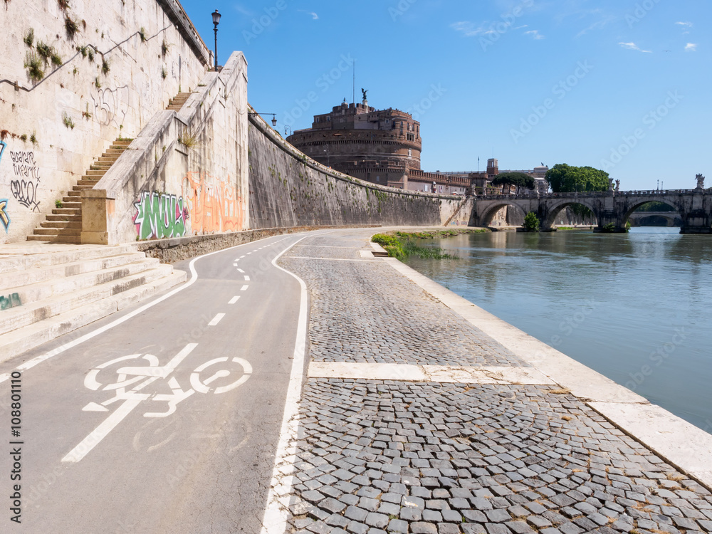 Obraz premium Cycle path near Tiber river with Castel Sant'Angelo in Rome, Italy