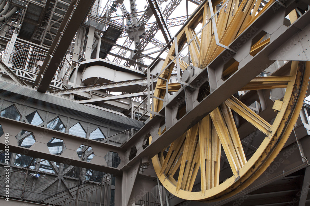 Obraz premium Ingranaggi di un ascensore.