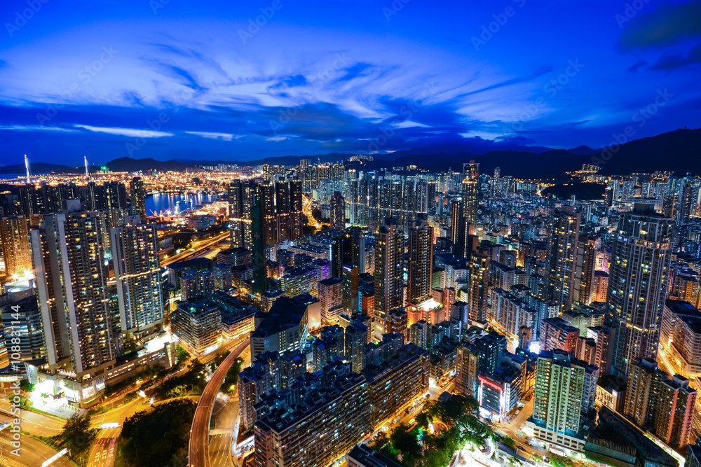 Obraz premium 香港 高層ビルが立ち並ぶ光景 夕景・夜景