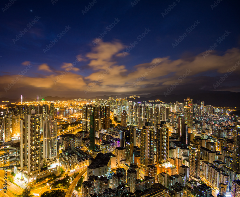 Obraz premium 香港 高層ビルが立ち並ぶ光景 夕景・夜景