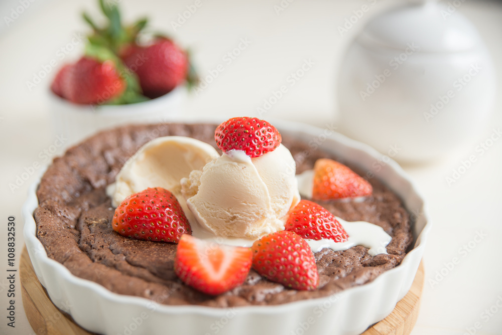 Brownie Kuchen mit Vanille Eiscreme und Erdbeeren Brownie Kuchen mit Vanille Eiscreme und Erdbeeren