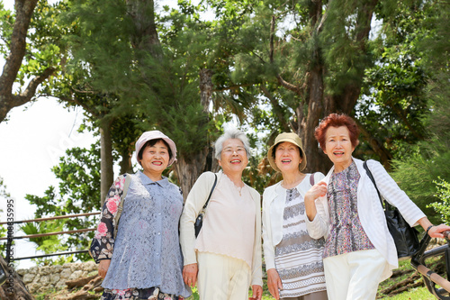 旅行をしている高齢者女性 日本人
