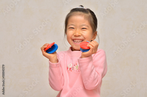 カスタネットで演奏する女の子