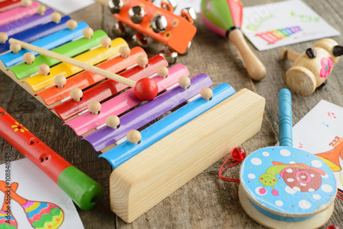 Fotografía toy Musical instruments on wooden background