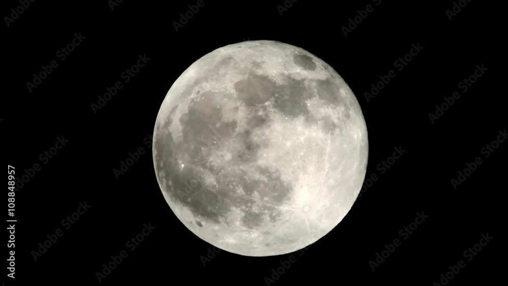 Luna piena tra le nuvole in movimento Luna piena tra le nuvole in movimento