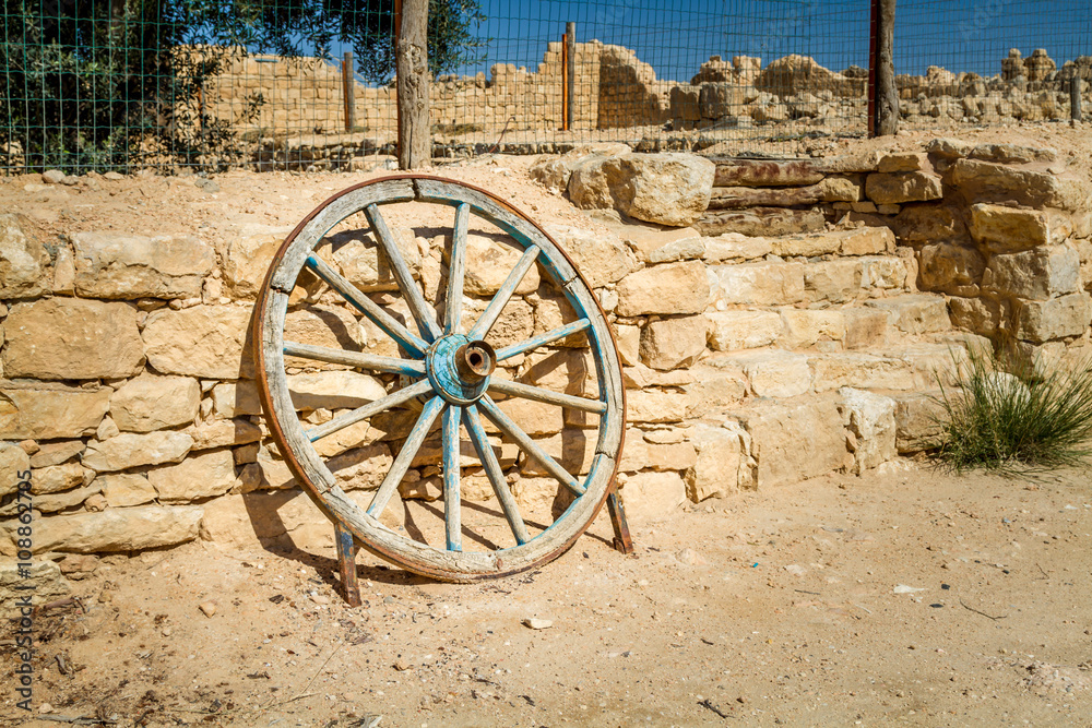 Obraz premium Old wooden wheel 
