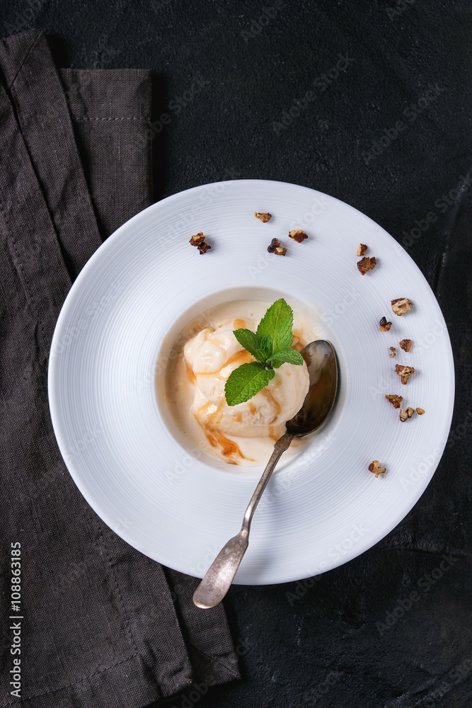 Caramel Ice cream with sauce Caramel Ice cream with sauce