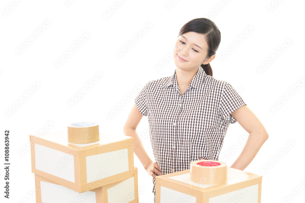 荷造りをする女性 荷造りをする女性