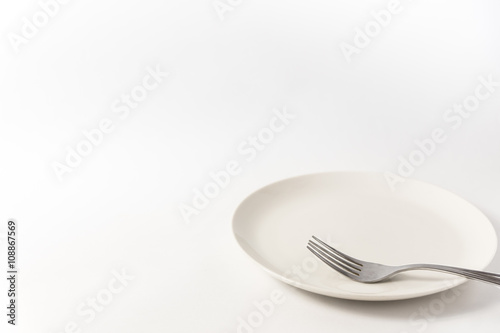 シンプルな皿と食器のイメージ