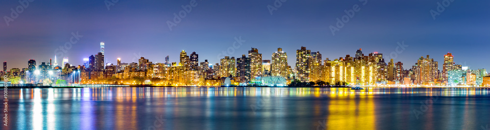 Naklejka premium Manhattan Upper East side skyline panorama by night
