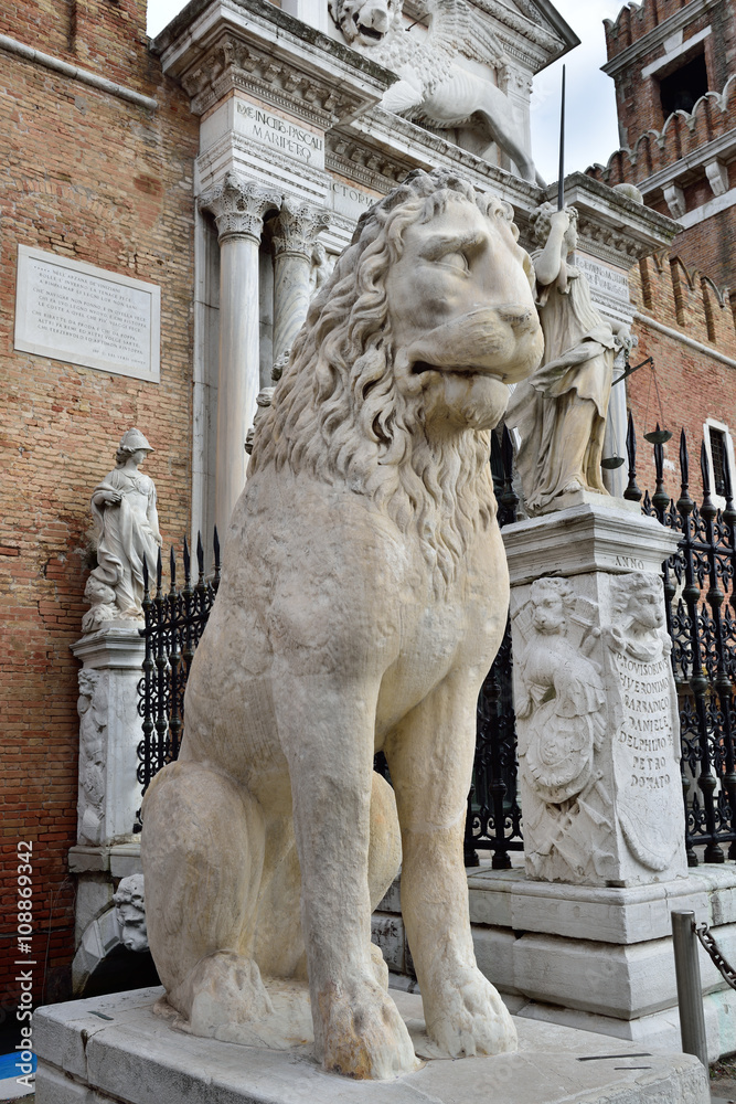 Statuen vor dem Eingangsportal zum Arsenal in Venedig