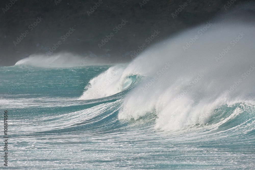 Obraz premium Stormy Waves Breaking