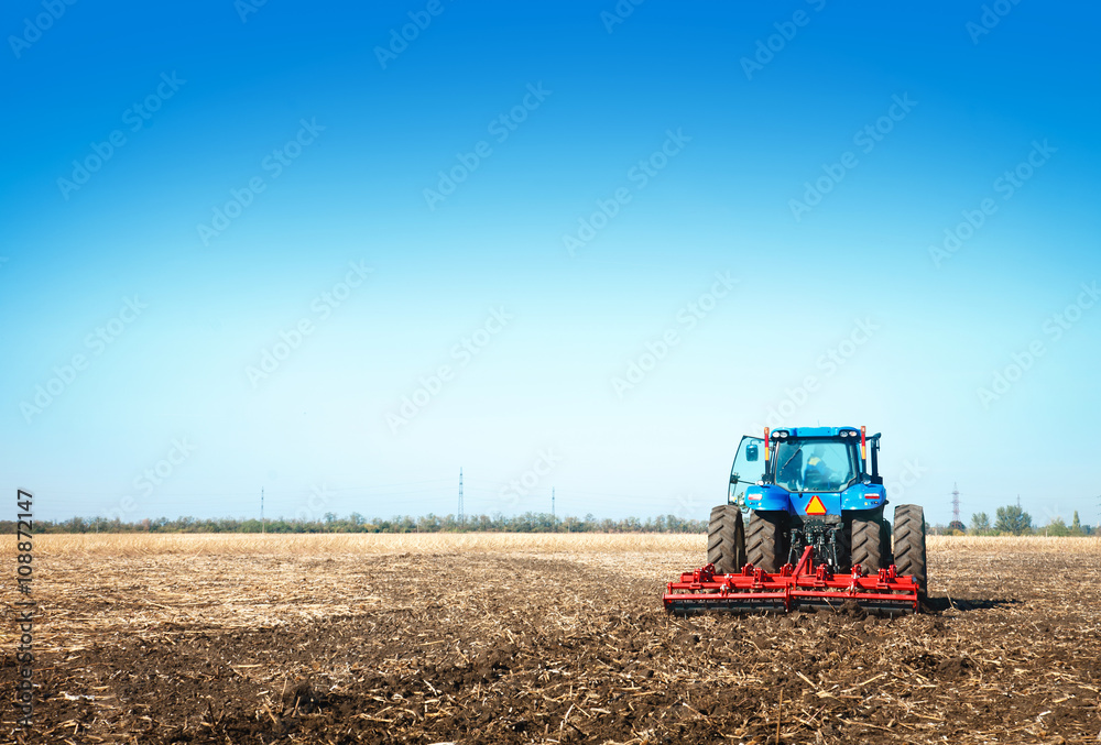 Obraz premium Tractor working in a field