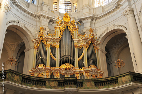 Deutschland: Die Kirchenorgel in der Kathedrale von Dresden