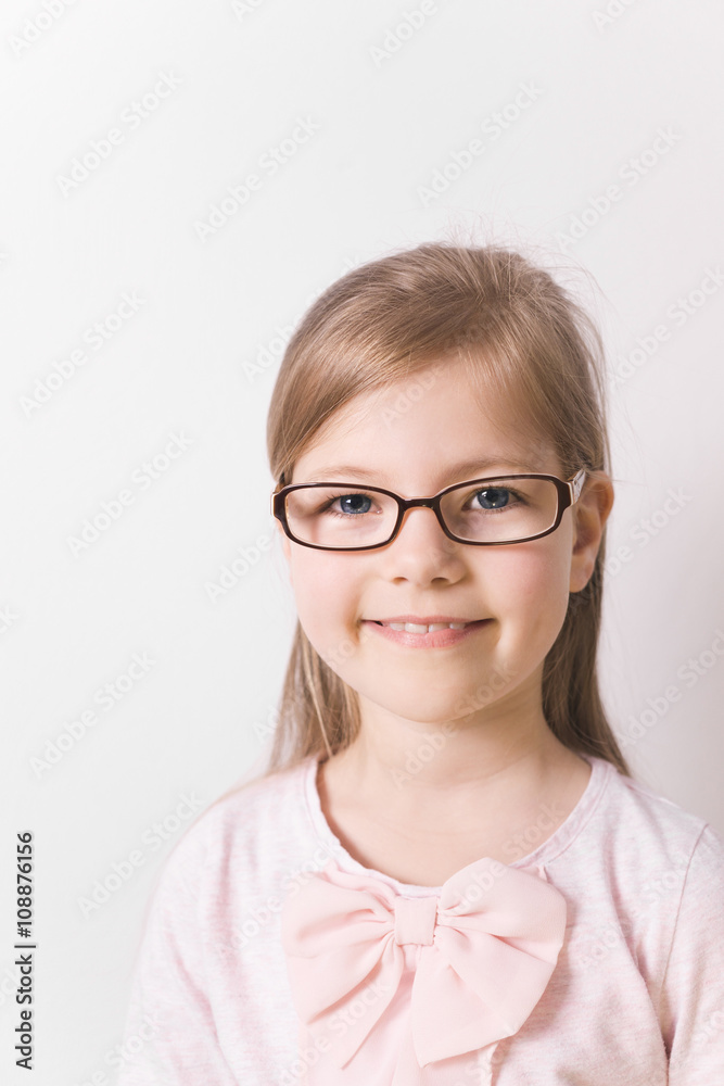 Mädchen mit Brille Mädchen mit Brille