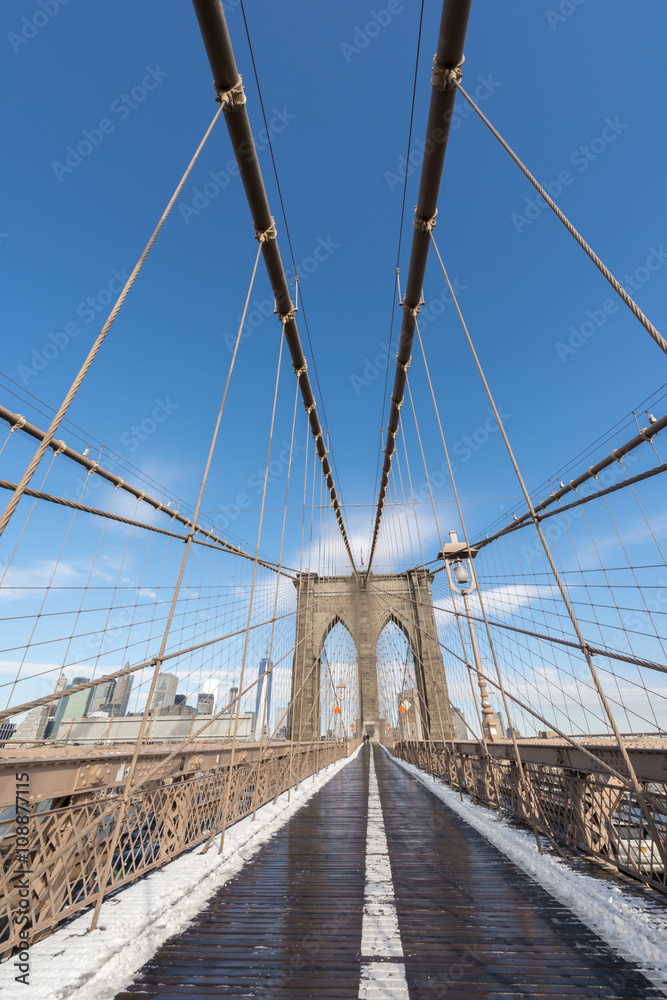 Naklejka premium Brooklyn Bridge Walkway - Nowy Jork