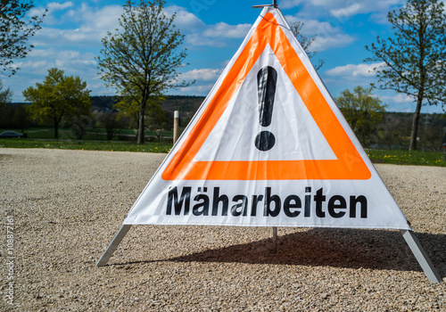 Achtung Mäharbeiten Schild Aufsteller 