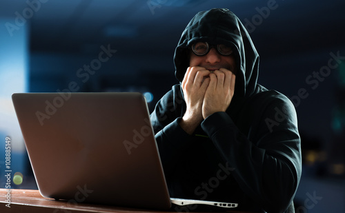 Fényképezés Nerd in front of his computer