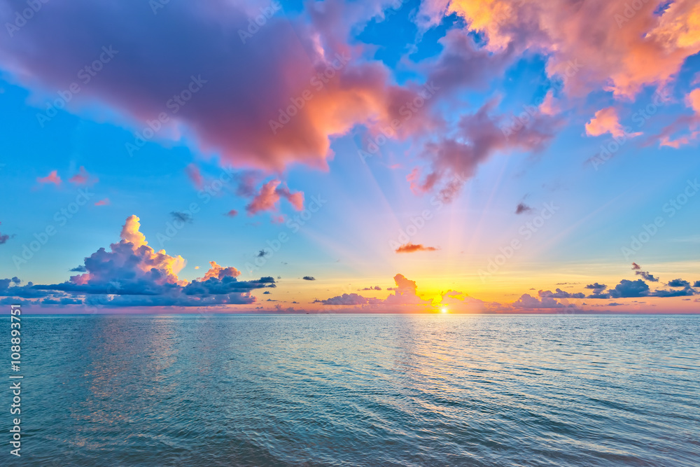Obraz premium Kolorowy wschód słońca nad oceanem na Maldives