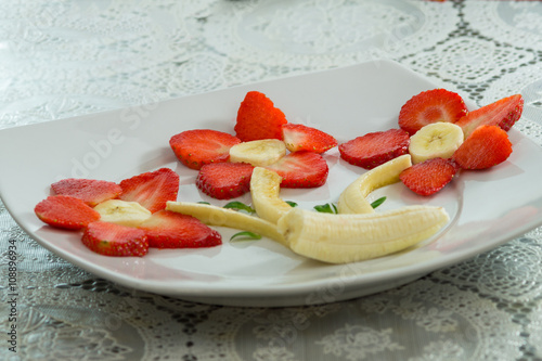 Composizione di fragole e banane, fiore creato con fragola e banana in primo piano, food di frutta