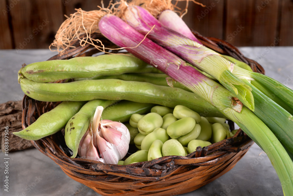 Basket with shallot and garlic beans
