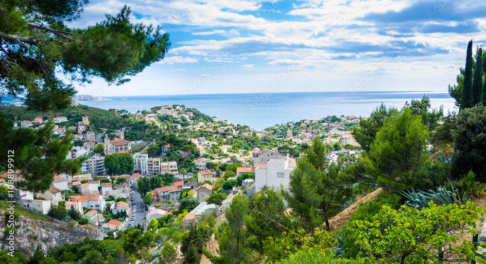 Toits des maisons de la ville de Marseille s'étendant des hauteurs jusqu'à la mer