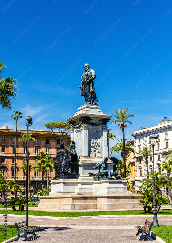 Fototapeta premium Monument to Cavour on the square of its name in Rome