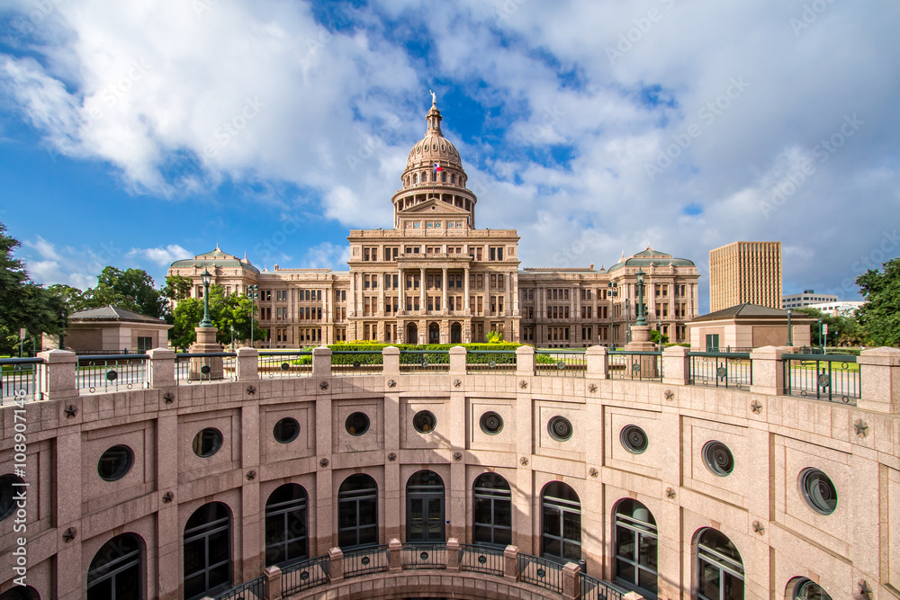 Obraz premium The Texas State Capitol with open-air rotunda. It was completed in 1888 in Downtown Austin. It contains the offices and chambers of the Texas Legislature and the Office of the Governor.
