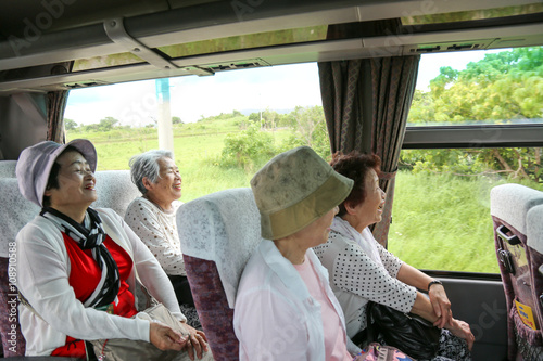観光バス旅行 高齢者女性