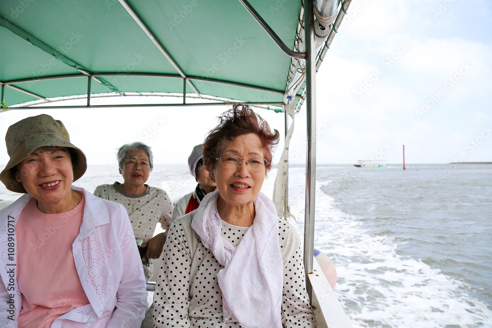 ボートに乗っている高齢者女性