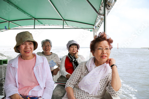 ボートに乗っている高齢者女性 © beeboys
