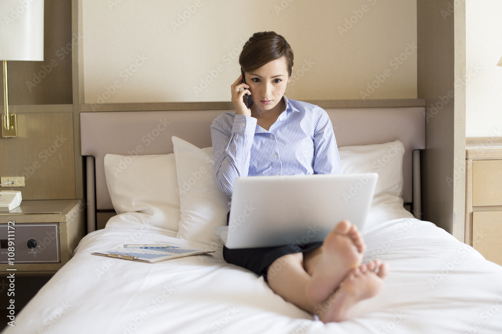 Women have to work sitting in the business hotel bed Women have to work sitting in the business hotel bed