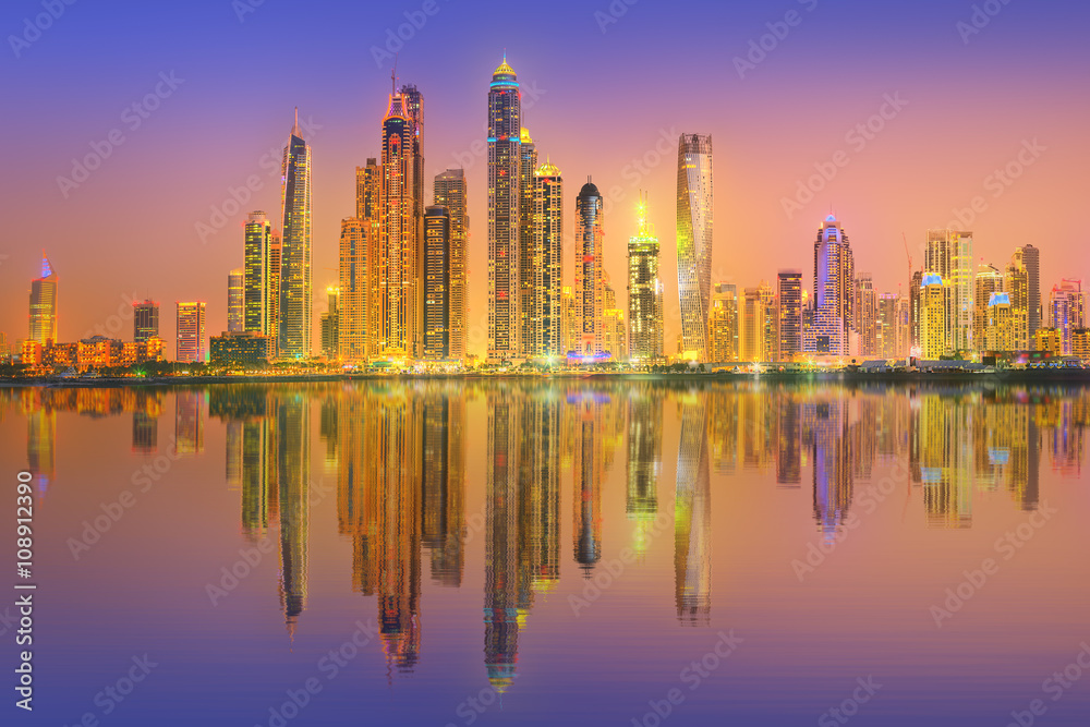 Fototapeta premium Piękna panorama przystani w Dubaju. ZEA