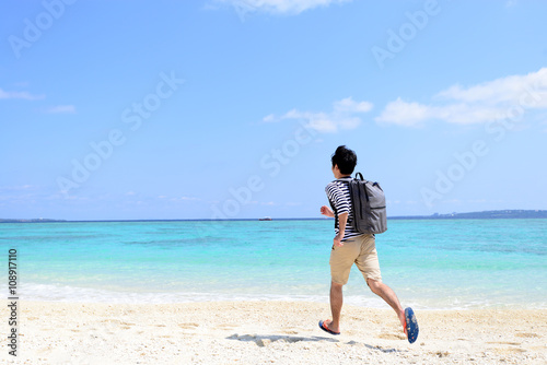 沖縄の海でくつろぐ男性 © Liza5450