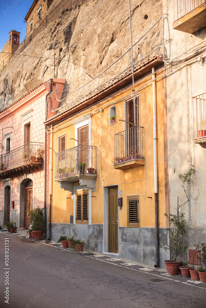 Obraz premium Sperlinga, Houses on the rock