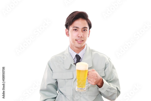 ビールを飲む笑顔の労働者