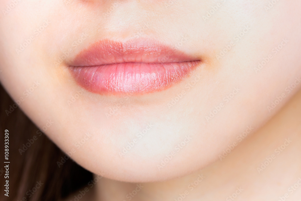 Fototapeta premium 唇のクローズアップ・若い女性