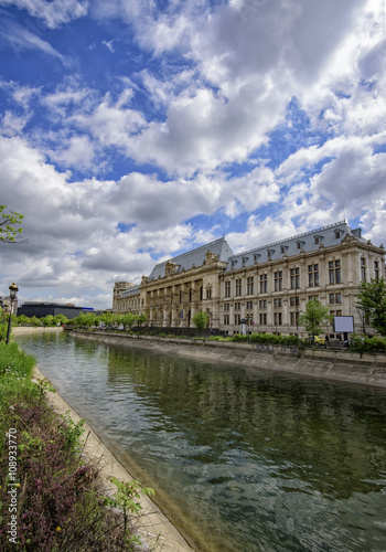 Dimbovita River and the Justice Palace in Unirii Square.